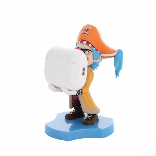 One Piece Buggy die oordopjes vasthoudt.