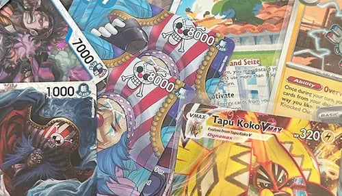 One Piece en Pokémon kaarten door elkaar gefotografeerd bovenaf.