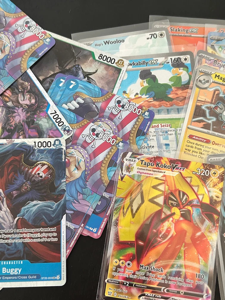 Een stapel One Piece kaarten (links) en Pokémon kaarten (rechts)