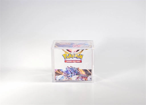 Een foto van de voorkant van een Acryl Case voor Pokémon Booster Boxen, ook zichtbaar in deze foto
