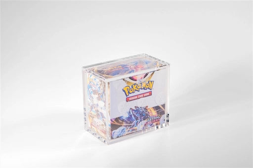 Een foto van zowel de zijkant als de voorkant van een Acryl Case voor Pokémon Booster Boxen, ook zichtbaar in deze foto