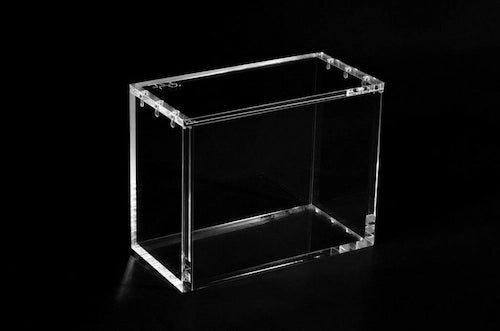 Acryl Case voor One Piece boosterboxen, uit verpakking gehaald zodat je de box ziet.